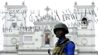 Шри-ланкийский солдат стоит на страже у храма Святого Антония в Коломбо
