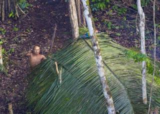 Indígena olha para helicóptero