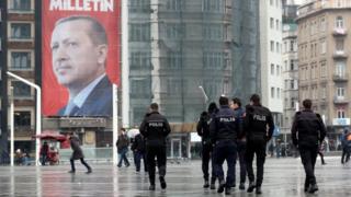 صورة ضخمة للرئيس التركي رجب طيب اردوغان في ميدان تقسيم، وسط اسطنبول، تحث على التصويت لصالح التعديل الدستوري