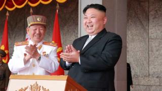 Kim Jong-un durante un desfile militar.