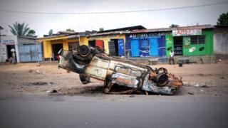 Une voiture incendiée à Kinshasa, le 22 janvier 2015 lors de manifestation contre le pouvoir du president Joseph Kabila.