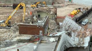 Reading scaffolding collapse: Hunt for trapped people - BBC News