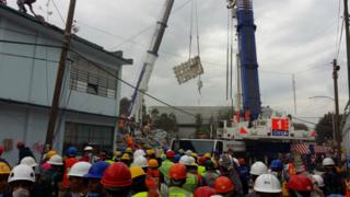 Labores de rescate en el lugar donde se derrumbó el edificio.
