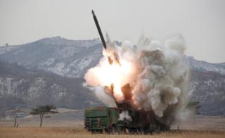 Снимок, выпущенный официальным корейским центральным информационным агентством Северной Кореи 4 марта 2016 года, демонстрирует огневую проверку новой крупнокалиберной ракеты в неизвестном месте