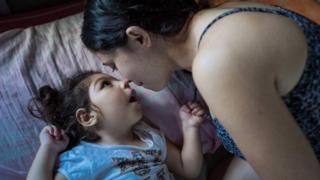 Madre mira a su hija