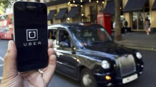 Приложение Uber на мобильном телефоне