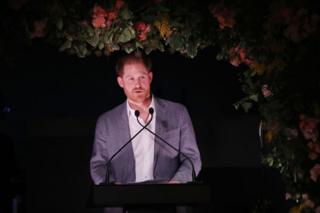 El príncipe Harry habla durante un evento para recoger fondos para Sentebale, una organización que trabaja con afectados por el VIH en el sur de África, el 19 de enero de 2020.