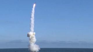 Пуск крылатой ракеты "Калибр" с подводной лодки в ходе учений "Гром-2019"