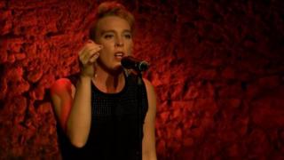 Barbara Weldens est décédée sur scène alors qu'elle donnait un concert à Goudron dans le sud-ouest de la France