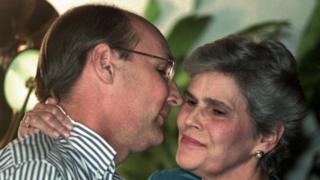 Antonio Lacayo greets Nicaraguan President Violeta Chamorro in this file photo from 7 September, 1995