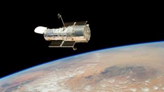 O telescópio Hubble é visto em órbita