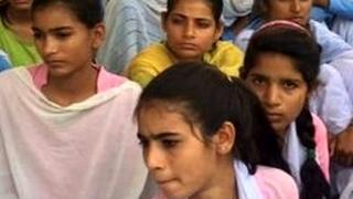 अनशन पर बैठी छात्राएं