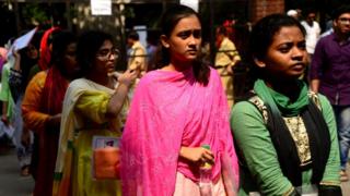 ভর্তি পরীক্ষা দিতে লাইনে দাঁড়িয়েছেন কয়েকজন ছাত্রী।
