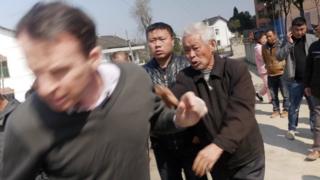 Момент нападения на съемочную группу Би-би-си