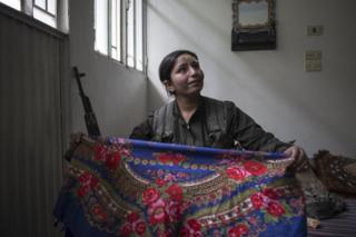 دختر نوزده ساله کرد درحال آماده شدن جهت ورود به میدان نبرد در جبهه شرقی شهر. نوامبر ۲۰۱۴
