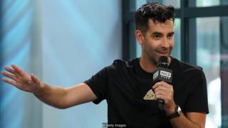 Jeremy Burge là người sáng lập Emojipedia và cơ sở dữ liệu trực tuyến của emoji và là thành viên của Hiệp hội Unicode - cơ quan phê duyệt tất cả các emoji.