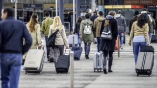 Pessoas com malas em aeroporto