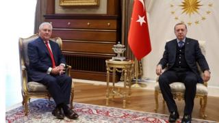 Wasiirka arrimaga dibedda Mareykanka ex Tillerson oo la kulmay madaxweynaha Turkiga Tayyip Erdogan