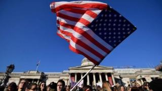 Өткөн аптада Лондондо миңдеген кишилер жүрүшкө чыгып, Трамптын саясатына каршы пикирлерин билдиришти.