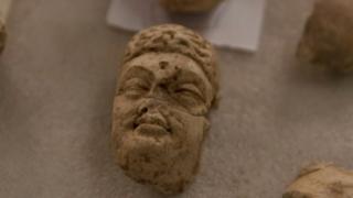 کله چې په ۱۹۹۶ کال طابان افغانستان کې واک ته ورسېدل، په هېواد کې یې د خپل سخت دریځی قانون پلی او د بودا لرغونې مجسمه یې ویجاړه کړه. اوس د دغو مجسمو د بېرته رغولو چارې پیل شوې دي.