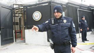 полицейские у посольства СШа в Турции