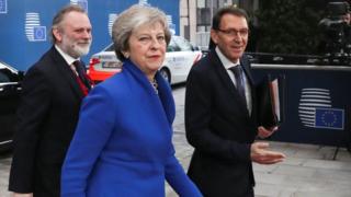 Ra'iisul wasaaraha Britain Theresa May iyo xoghayaha joogtada ah Britain ee arrimaha EU Tim Barrow oo gaaray magaalada Brussels