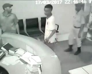 Kamera za CCTV zinamuonyesha kamisha Paul Makonda (mwenye kofia), akiwa anasindikizwa na polisi waliojihami