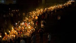 2017年8月,白人種族主義團體在弗州夏洛茨維爾的弗吉尼亞大學校園舉火把遊行示威。