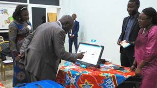 Umugabo arimo aragerageza imashini bashaka gukoresha mu mtaro yo muri Kongo