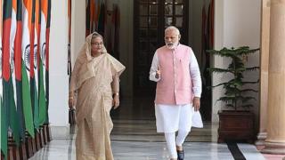 আনুষ্ঠানিক আলোচনার আগে বাংলাদেশের প্রধানমন্ত্রী শেখ হাসিনা এবং ভারতের প্রধানমন্ত্রী নরেন্দ্র মোদি