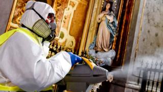 Une personne fumige une église à Naples, Italie, 06 mars 2020