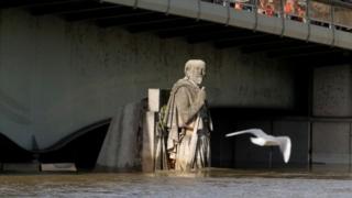 Zouave, la statue du soldat de Crimée, sur le Pont de l'Alma, est atteint à mi-cuisse.