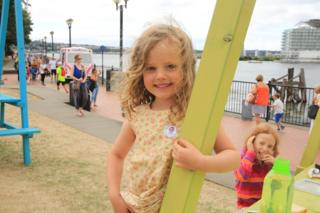 Hannah a'i chwaer Abigail yn mwynhau picnic gyda'r teulu