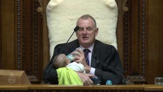 ニュージーランド議会の議長がベビーシッター