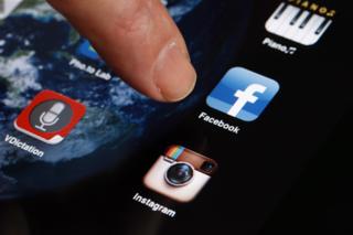 تحتوى الضريبة تطبيقات المراسلة والتواصل الاجتماعي من أمثال فيسبوك وواتسآب وفايبر وتويتر