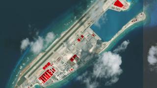 Imagen satelital de las construcciones militares de China en 2017 sobre el arrecife de Fiery Cross. (Foto: Iniciativa de Transparencia Marítima de Asia del CSIS)