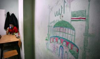 Комната чеченского беженца в лагере беженцев в деревне Дебак, недалеко от Варшавы, 16 января 2008 года