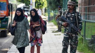 কাশ্মীরের পরিস্থিতি মোকাবেলায় অতিরিক্ত সেনা মোতায়েন করা হয়েছে।