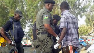 Des experts de la police de Kano sur le site de l'explosion d'une bombe (illustration).