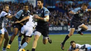 Alex Cuthbert crosses for the opening try against Glasgow