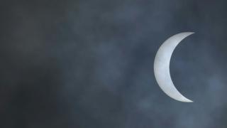 Sol tapado por la luna