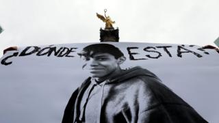 Un cartel con la foto de Marco Antonio Sánchez