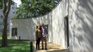 Pareja en casa construida en 3D
