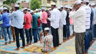 ভারতে একটি রাস্তার ওপর নামাজ পড়ছেন মুসলিমরা (ফাইল ছবি)