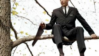 Человек пилит сук, на котором сидит