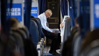 John Podesta no avião da campanha de Clinton