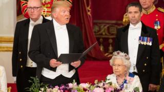Donald Trump dando un discurso en el banquete en el Palacio de Buckingham.