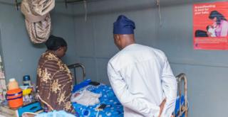 Gomina Makinde ati iyalọmọ kan nile iwosan Jericho niluu Ibadan