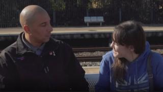 Liv e Ashley se abraçam em estação de trem na Inglaterra