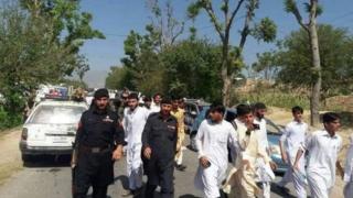 د باجوړ ماموند سیمې د بر خلوزو دغه دولتي کالج ودانۍ کې د امنیتي ځواک اوسېدو خلاف یو شمېر ځايي مدني فعالانو او کالج محصلینو مظاهره هم کړې.